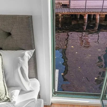 Διαμέρισμα Seaside Apt. Catch Crabs From Your Bedroom Window!